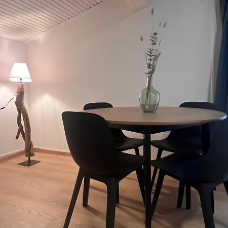 It Easy - Little Attic مانديلو ديل لاريو